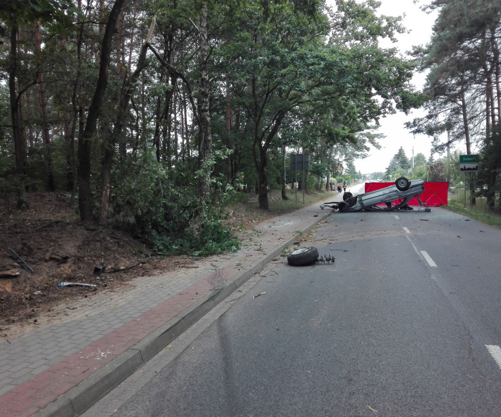 Najechał na krawężnik i dachował. Tragedia w Sulęcinie