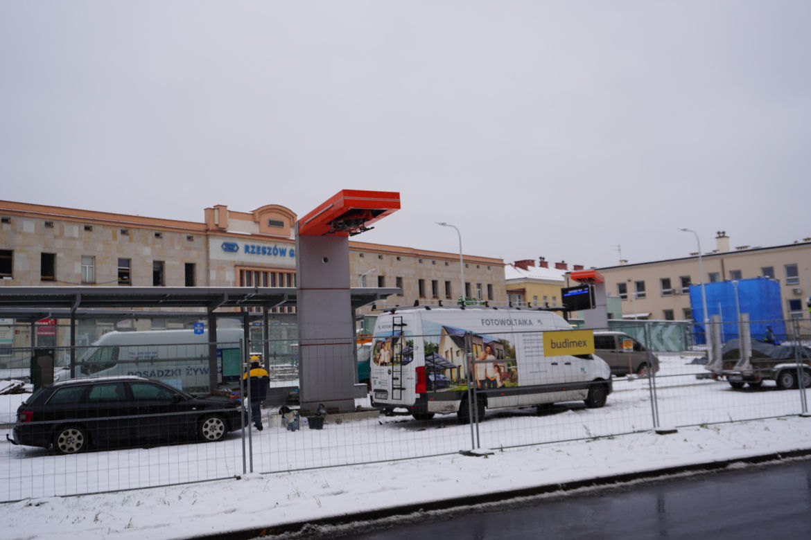 Nowy plac przed dworcem prawie gotowy. Kiedy zostanie otwarty?