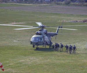 Wielka akcja w Rybniku! Wojskowe helikoptery, żołnierze na łodziach i spadochroniarze