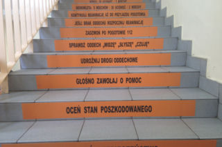 Jak udzielić pierwszej pomocy? Tego dowiesz się ze szkolnych... schodów [AUDIO]