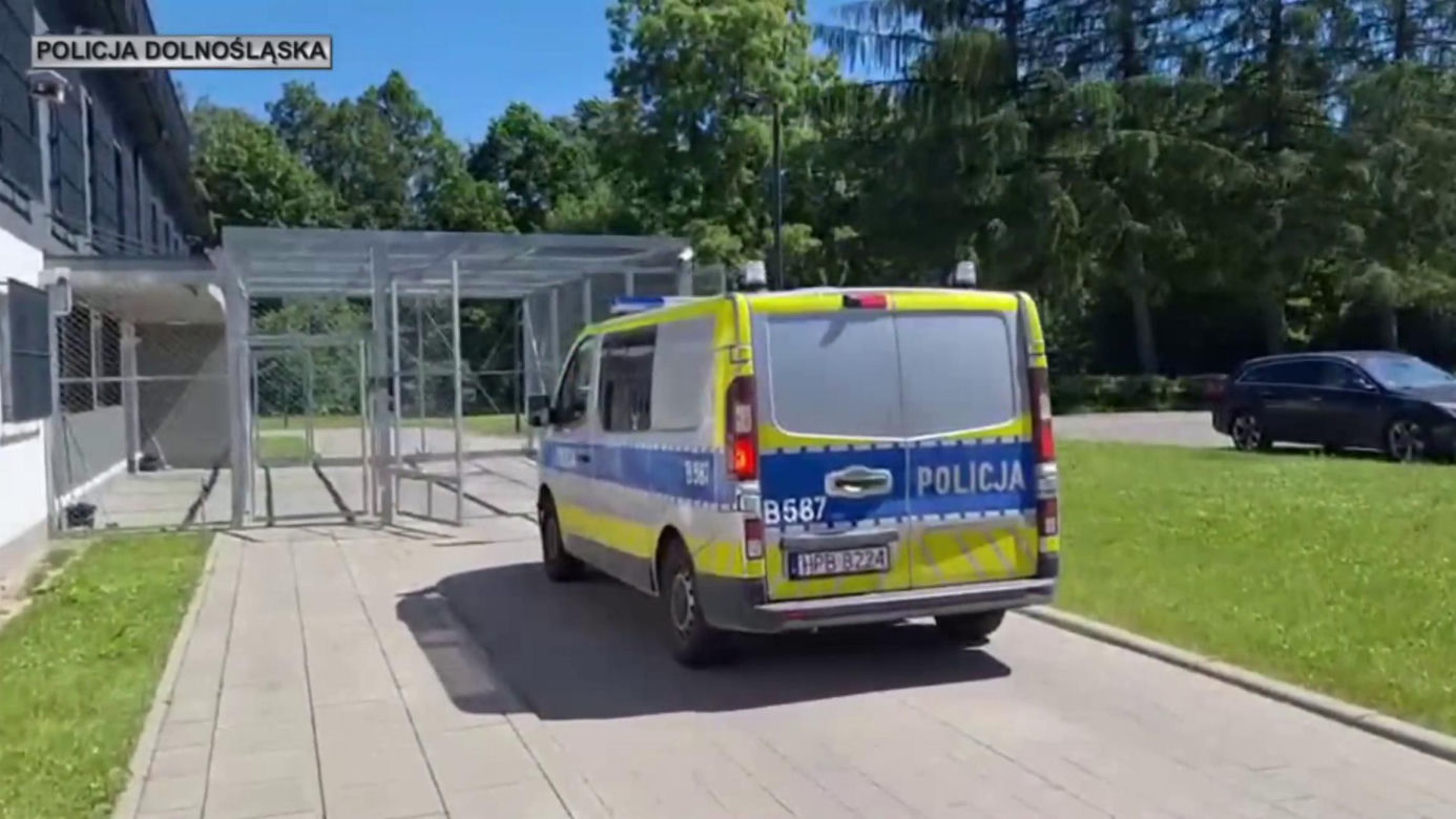 Jelenia Góra. 51-latka uciekła po uwięzieniu w pustostanie. Była wielokrotnie bita przez 40-latka.