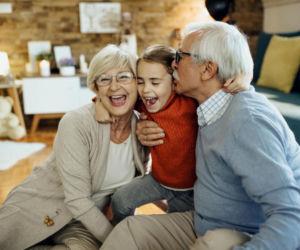 Jak stawiać granice dziadkom. Te proste zasady pomogą uniknąć konfliktów o wychowanie dziecka