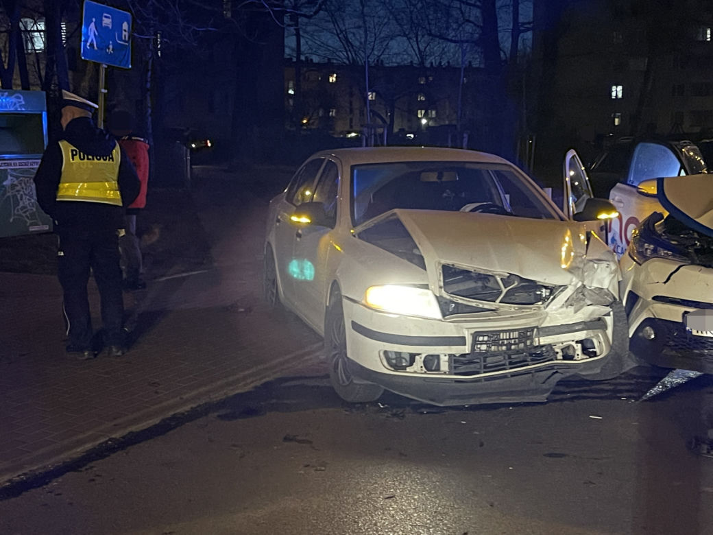 Wbili się czołowo w skodę, później uciekli. Szuka ich policja