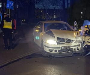 Wbili się czołowo w skodę, później uciekli. Szuka ich policja