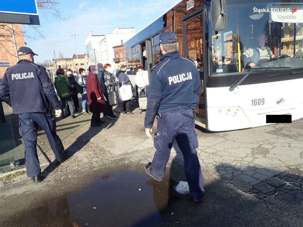 Śląskie: W komunikacji miejskiej i sklepach coraz więcej policyjnych patrol. Rośnie liczba mandatów za brak maseczki