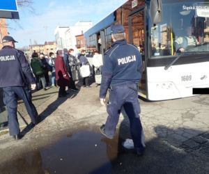 Śląskie: W komunikacji miejskiej i sklepach coraz więcej policyjnych patrol. Rośnie liczba mandatów za brak maseczki