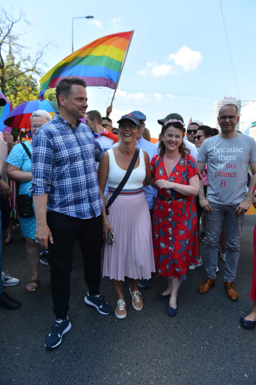Odkad przy Trzaskowskim pojawiły się kobiety, było już coraz bardziej wesoło 