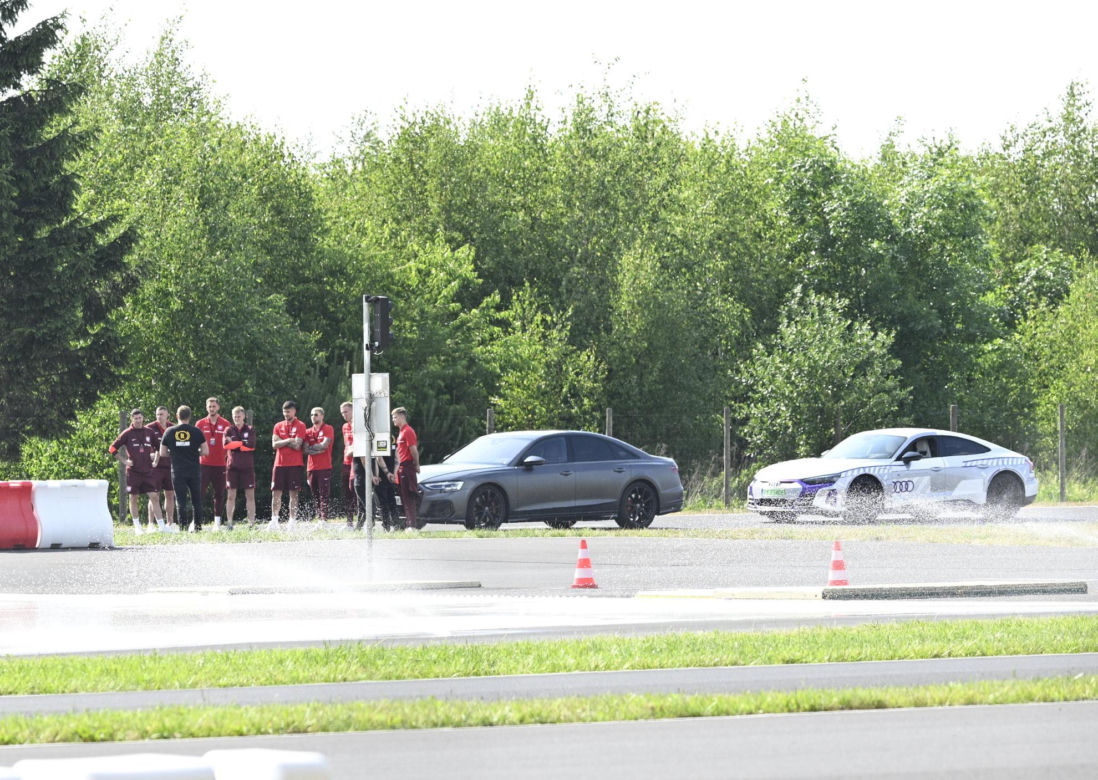 Piłkarze na torze wyścigowym  