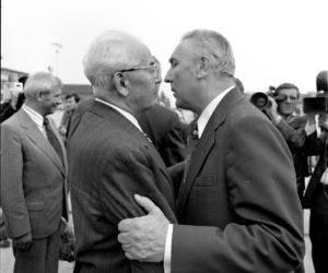 Tak Gierek całował się z mężczyznami