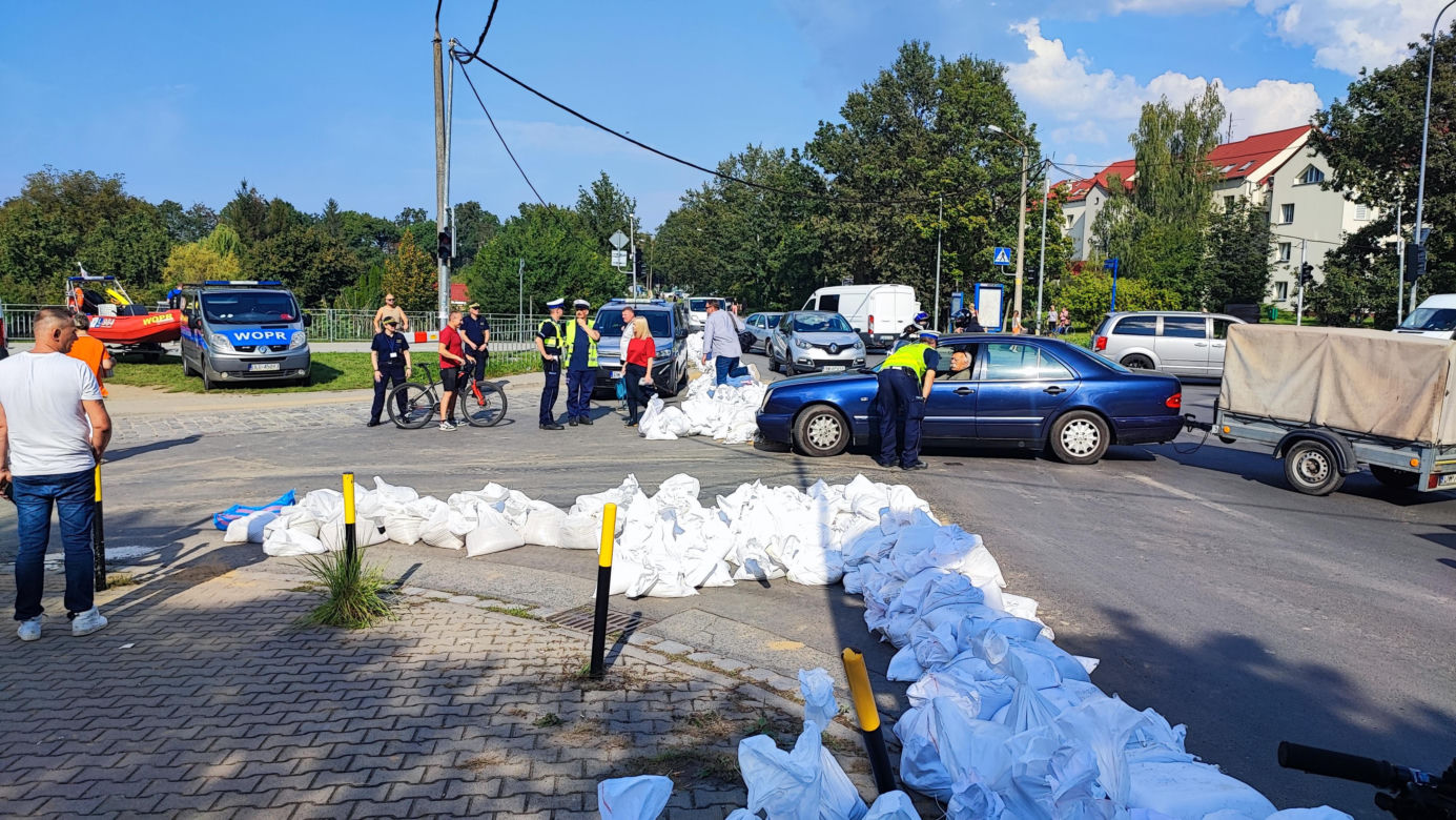 ieszkańcy w pocie czoła układają worki z piaskiem i zabezpieczają swoje budynki