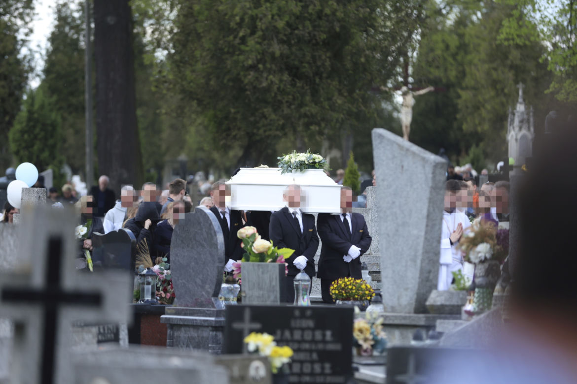 Trumna zjechała w dół, baloniki wzbiły się do nieba. Pogrzeb Kamilka z Częstochowy