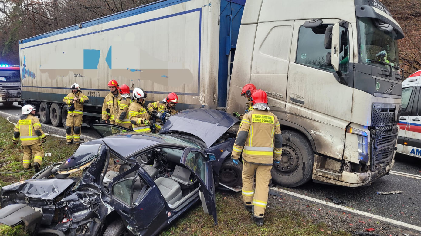 Koszmarny wypadek na DK 16 pod Grudziądzem! Kobieta była uwięziona w aucie [ZDJĘCIA]