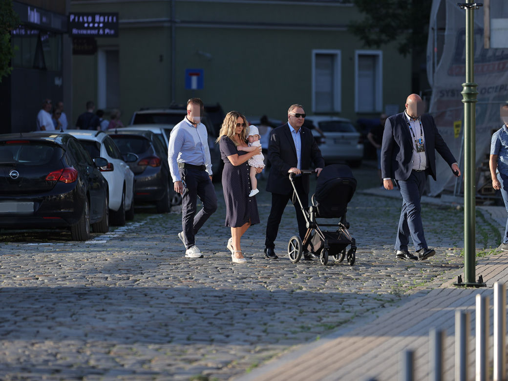 Córka Kurskich w Polu postawiła pierwsze kroki. Tata pęka z dumy