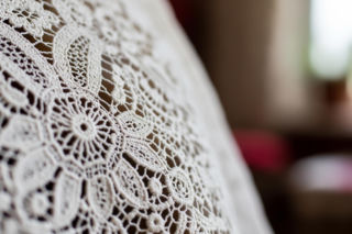 Koniakowskie koronki podbijają świat. Jak beskidzkie arcydzieła trafiły na okładkę Vogue?