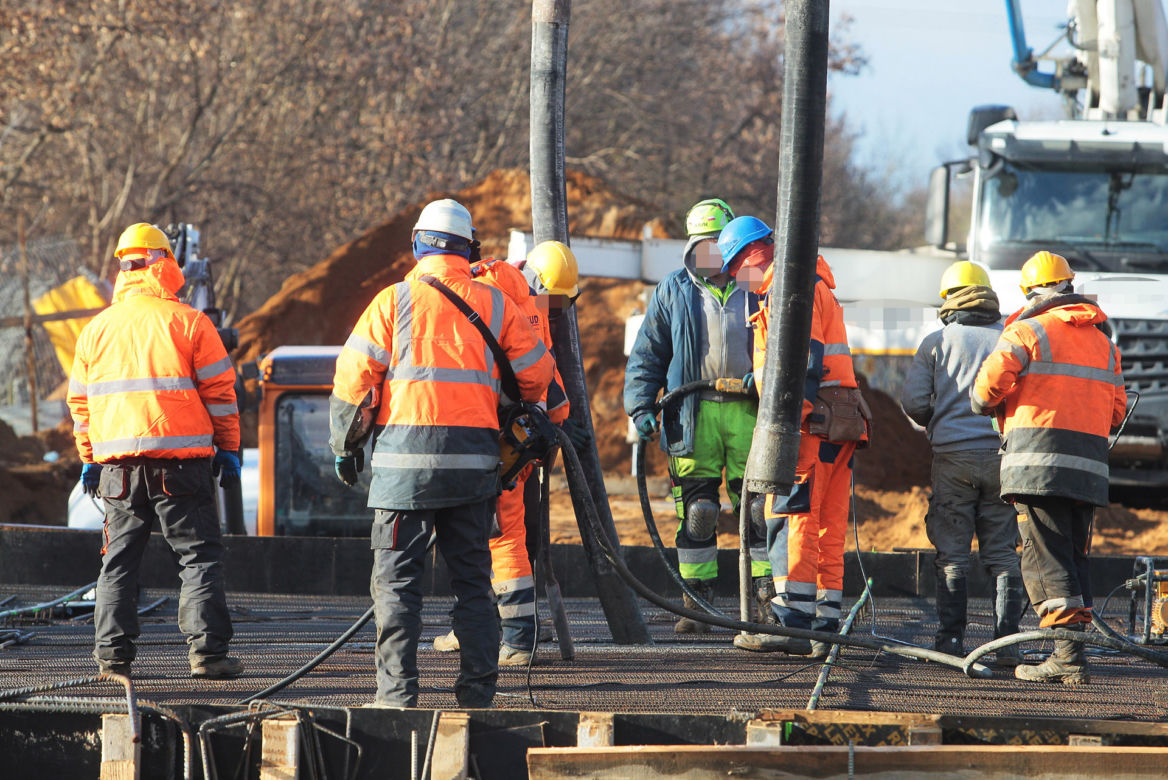 Leją beton na Marywilskiej. Remont walącego się wiaduktu wszedł w kluczowy etap