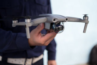 Dron upominał pieszych i rowerzystów. Odłóż telefon i żyj