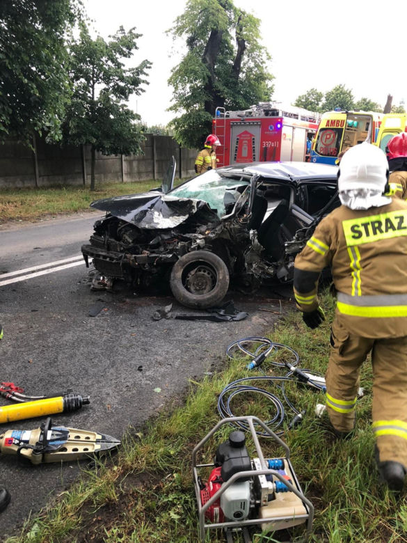 Poznań. Śmiertelny wypadek na Meteorytowej! 46-latek zginął w rozbitym volkswagenie [ZDJĘCIA]