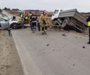 Opel czołowo zderzył sie z cieżarówką, nie żyje mężczyzna. TRAGEDIA na drodze w Stobiernej [ZDJĘCIA]