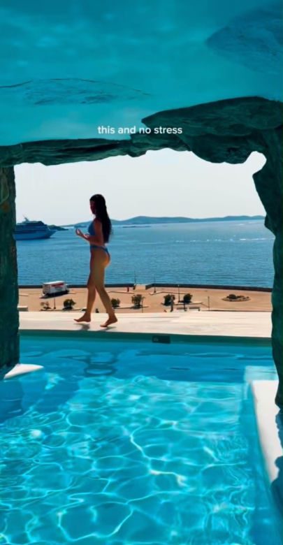 Roxie Węgiel relaksuje się w Mykonos