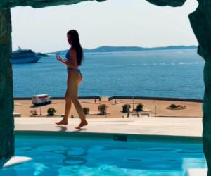 Roxie Węgiel relaksuje się w Mykonos