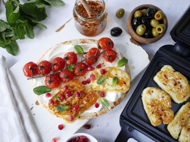 Grillowany ser halloumi z miodem i granatem