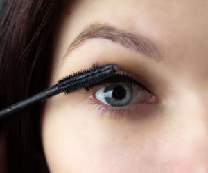 Twój tusz do rzęs to tykająca bomba. Zanim go użyjesz, sprawdź jeden symbol na opakowaniu