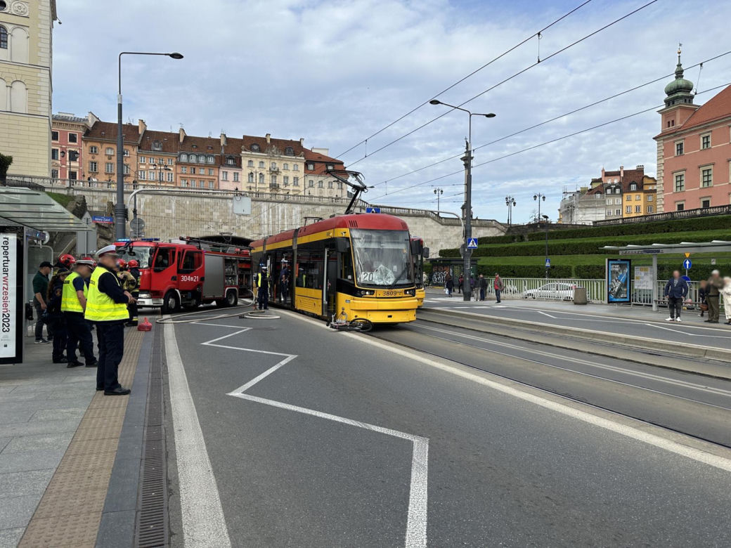 Dramat na Starym Mieście. Rowerzysta wjechał wprost pod nadjeżdżający tramwaj!
