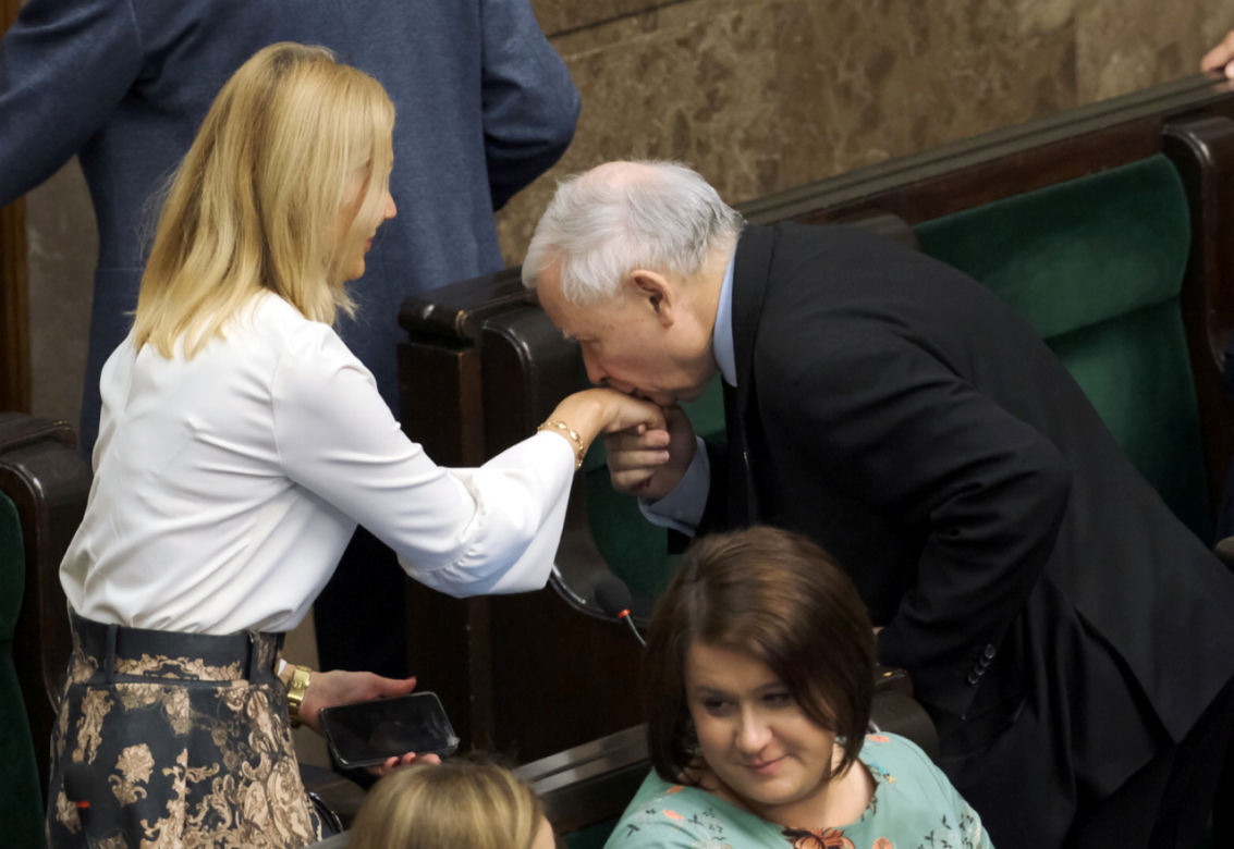 Tak całuje Kaczyński. Szarmanckie gesty prezesa PiS 