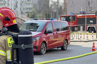 Pożar przy centrum handlowym w Warszawie. Tłum ludzi musiał uciekać z budynku