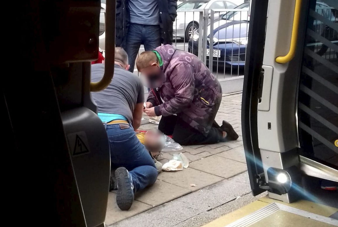 Trwa reanimacja mężczyzny na przystanku tramwajowym przy Okopowej