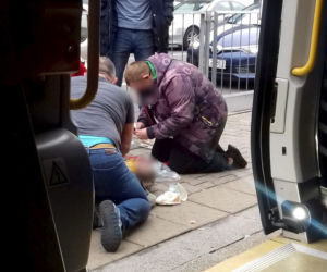 Trwa reanimacja mężczyzny na przystanku tramwajowym przy Okopowej