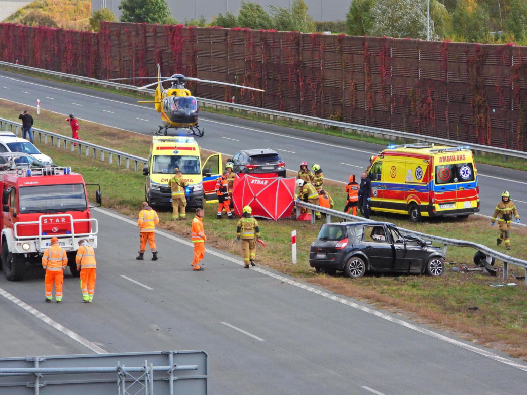 Zablokowana A2. Osobówka zderzyła się z tirem