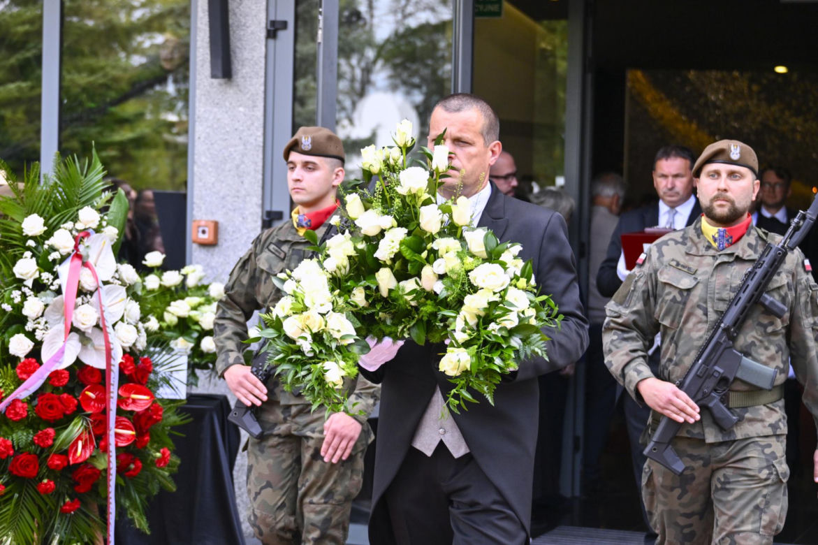 Jan Frycz - piękne kwiaty i wzruszające napisy na pogrzebie artysty