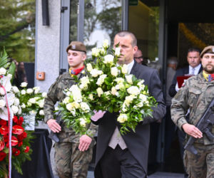 Jan Frycz - piękne kwiaty i wzruszające napisy na pogrzebie artysty