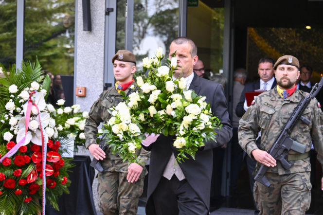 Jan Frycz - piękne kwiaty i wzruszające napisy na pogrzebie artysty