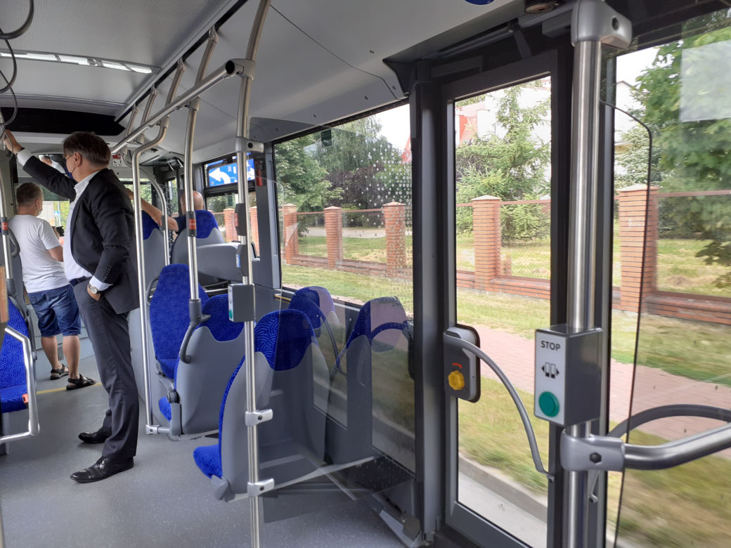 Autobus elektryczny testowany na ulicach Siedlec wyróżnia się swoim wyglądem