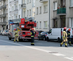  Poszukiwana kobieta zabarykadowała się w mieszkaniu