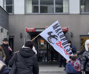 Ulice obstawione radiowozami, policjanci na ulicach. Co się dzieje w Warszawie?