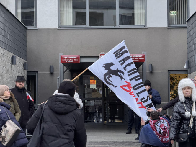 Ulice obstawione radiowozami, policjanci na ulicach. Co się dzieje w Warszawie?