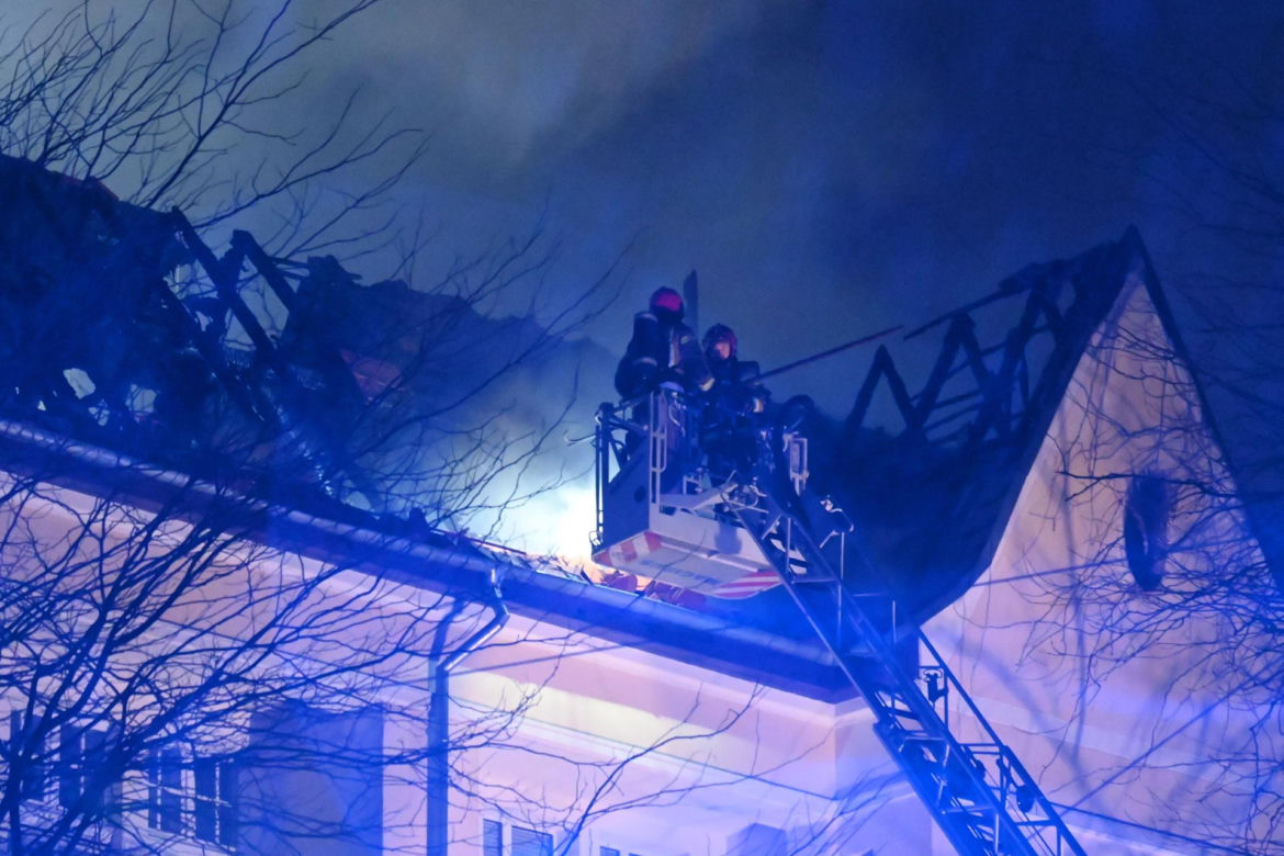 40 osób uciekało z płonącego budynku. Strażacy walczyli z ogniem całą noc