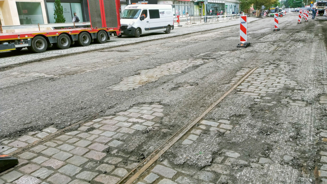 Tory tramwajowe na al. Wojska Polskiego przetrwały pół wieku pod asfaltem