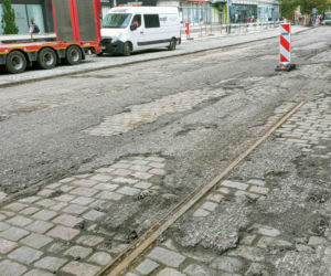 Tory tramwajowe na al. Wojska Polskiego przetrwały pół wieku pod asfaltem