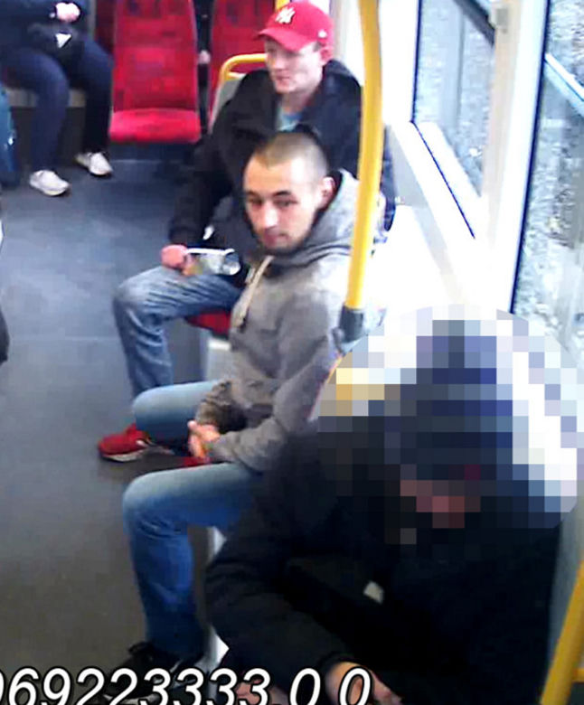 Brutalna napaść o świcie. Policja pilnie poszukuje tych mężczyzn
