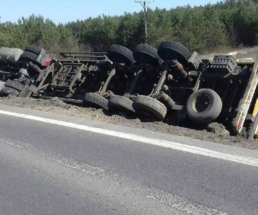 Przewrócona ciężarówka na DK 17! 25-letni kierowca... odganiał bąka