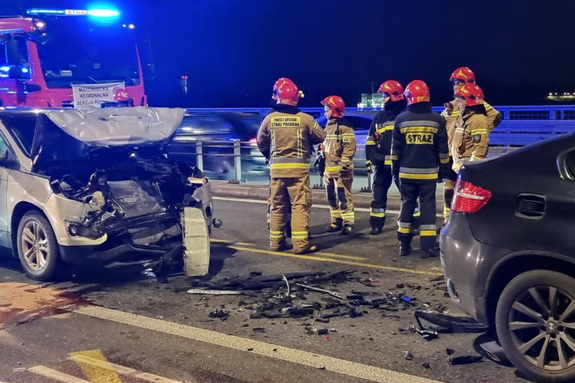 Wypadek na moście Łazienkowskim. Cztery rozbite auta, dwie osoby ranne