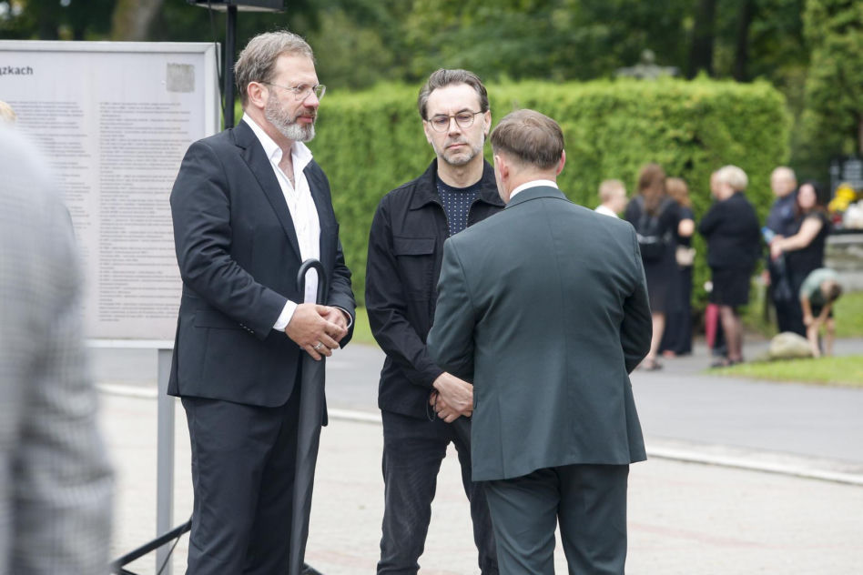 Gwiazdy na pogrzebie Joanny Kołaczkowskiej: Tomasz Majer, Roman Żurek, Wojciech Kamiński