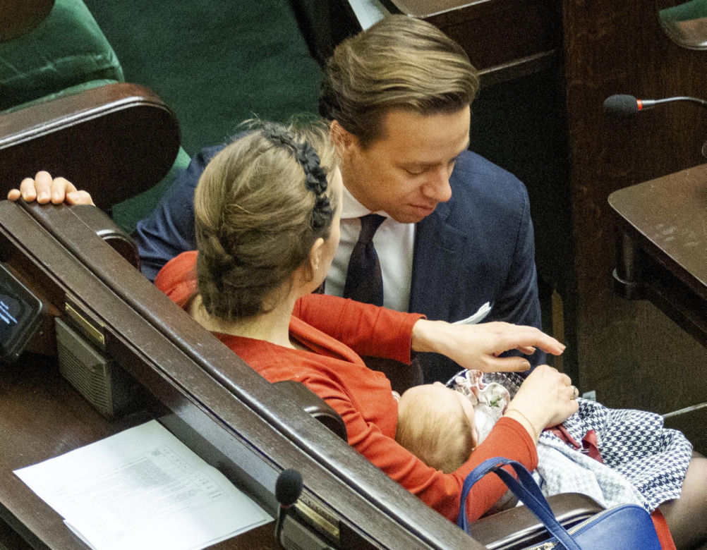 Krzysztof Bosak z żoną Kariną i dzieckiem w Sejmie