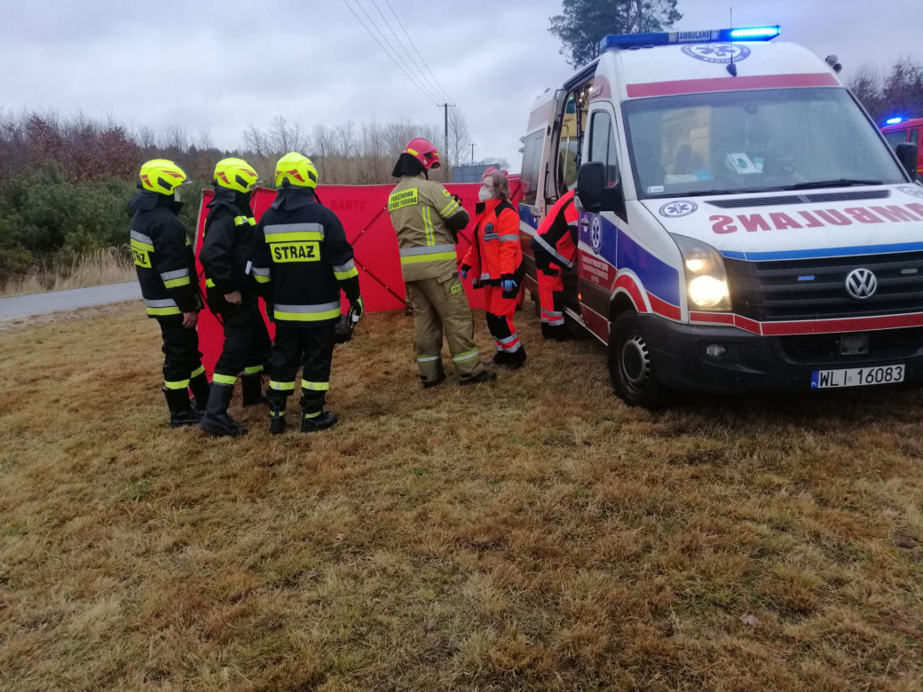Koszmarny wypadek pod Solcem nad Wisłą! Nie żyje pasażer opla, 44-latkę zabrała karetka [ZDJĘCIA]