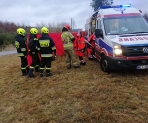 Koszmarny wypadek pod Solcem nad Wisłą! Nie żyje pasażer opla, 44-latkę zabrała karetka [ZDJĘCIA]