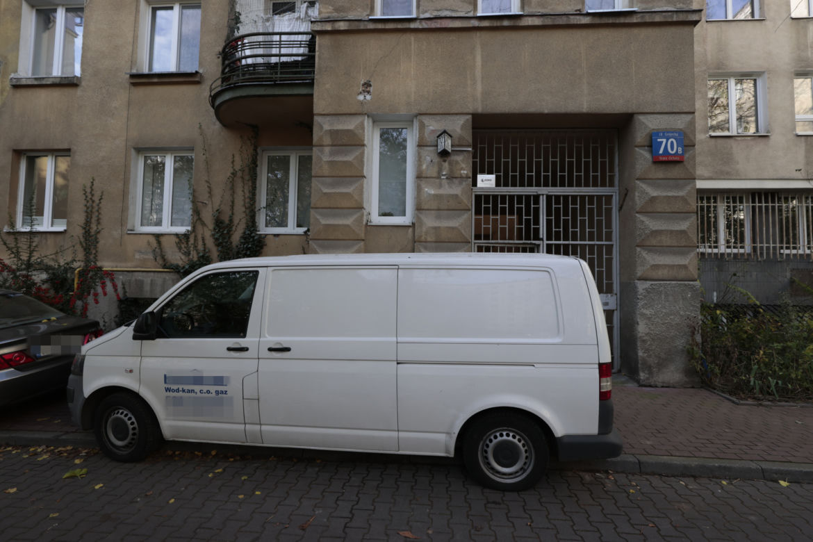 Warszawa. Kolejna awaria kanalizacji w kamienicach na Ochocie. W piwnicach znowu wybiły ścieki